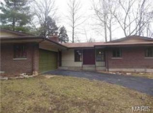 652 Hunters Ridge Dr, Saint Louis, MO 63135