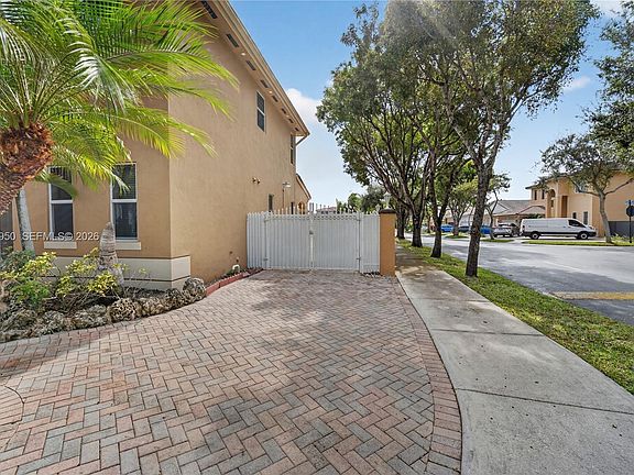 4th image of 16074 SW 62nd St