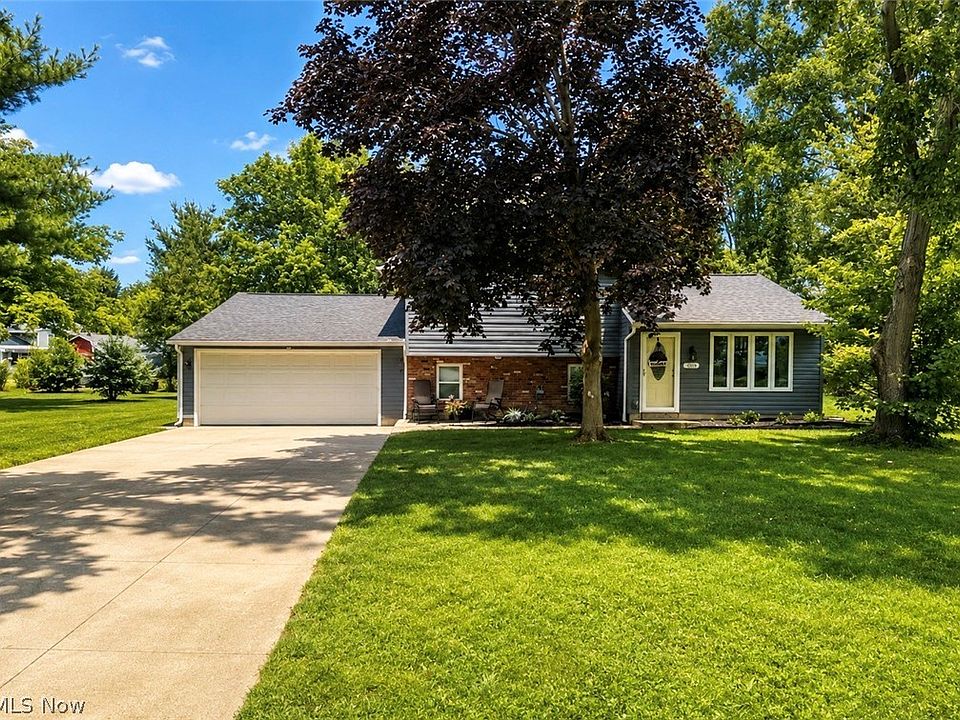 1st image of 209 Oakwood Ln
