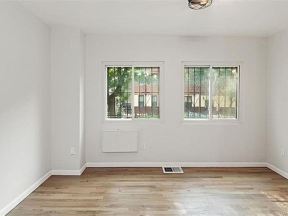 4th image of 1157 Forest Ave