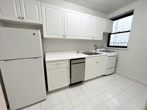 5th image of 8 E 48th St APT 4