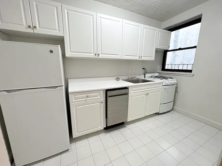 8 E 48th St #4-E — Photo 5