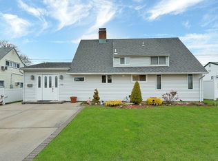 50 Walnut Ln, Hicksville, NY 11801