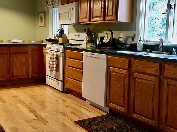 Kitchen w/ breakfast bar 