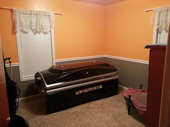 Upstairs 2nd bedroom 