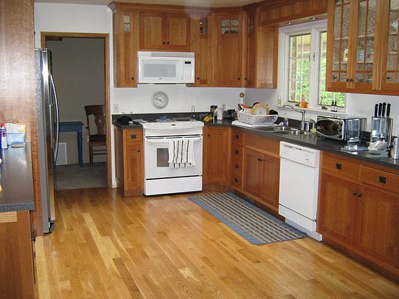 Kitchen w/ new appliances