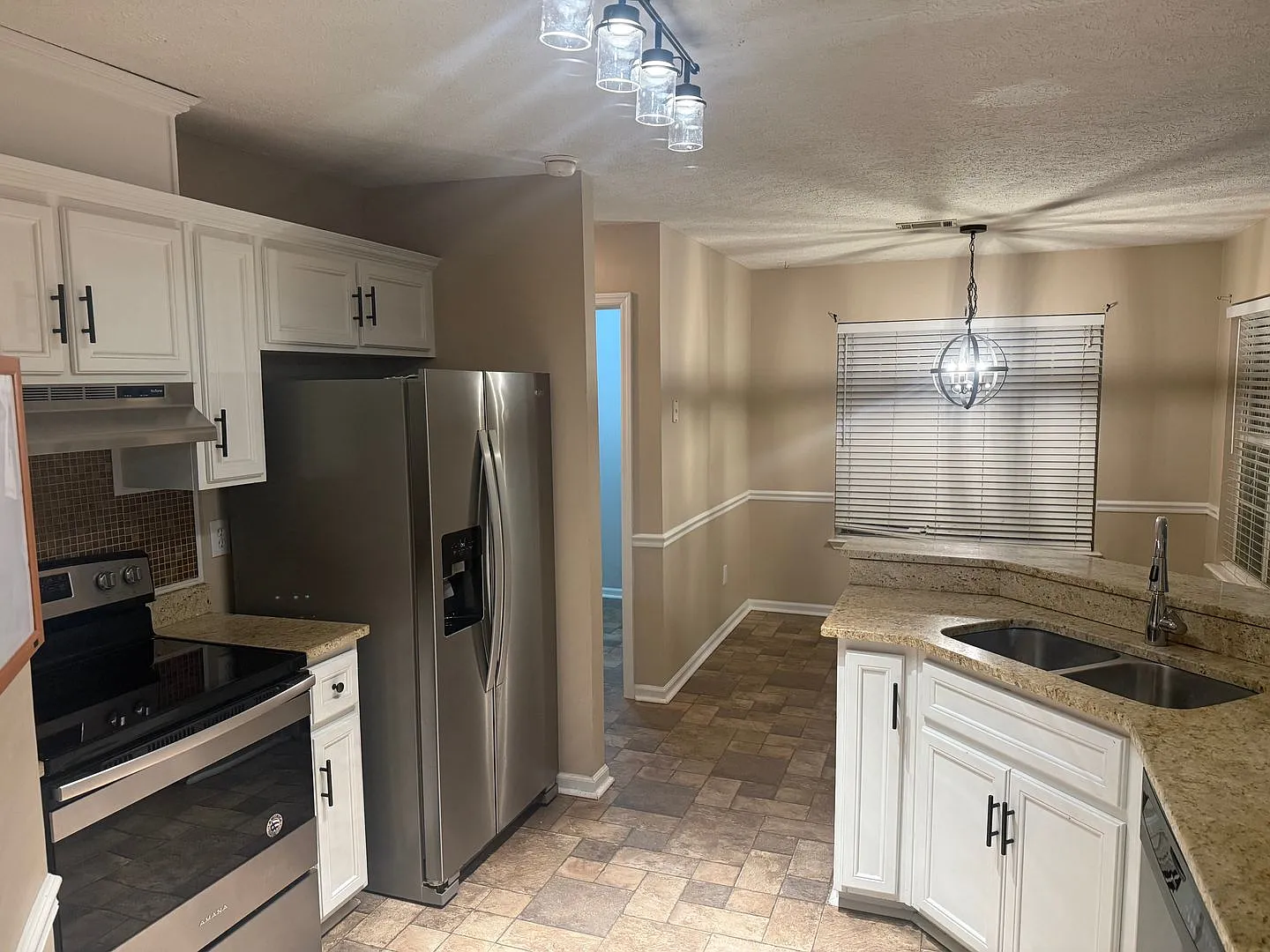 Closest 3bed/2bath to gate 2 available with Fenced in yard. — Photo 4