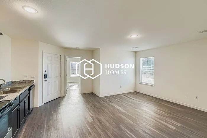 3 bed, 2.0 bath, 980 sqft, $1,015 — Photo 4
