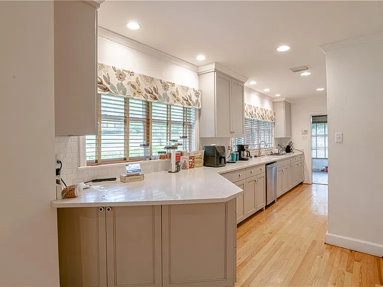 324 Dalewood Dr — Photo 2