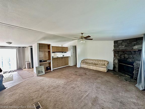 4th image of 823 Linden St