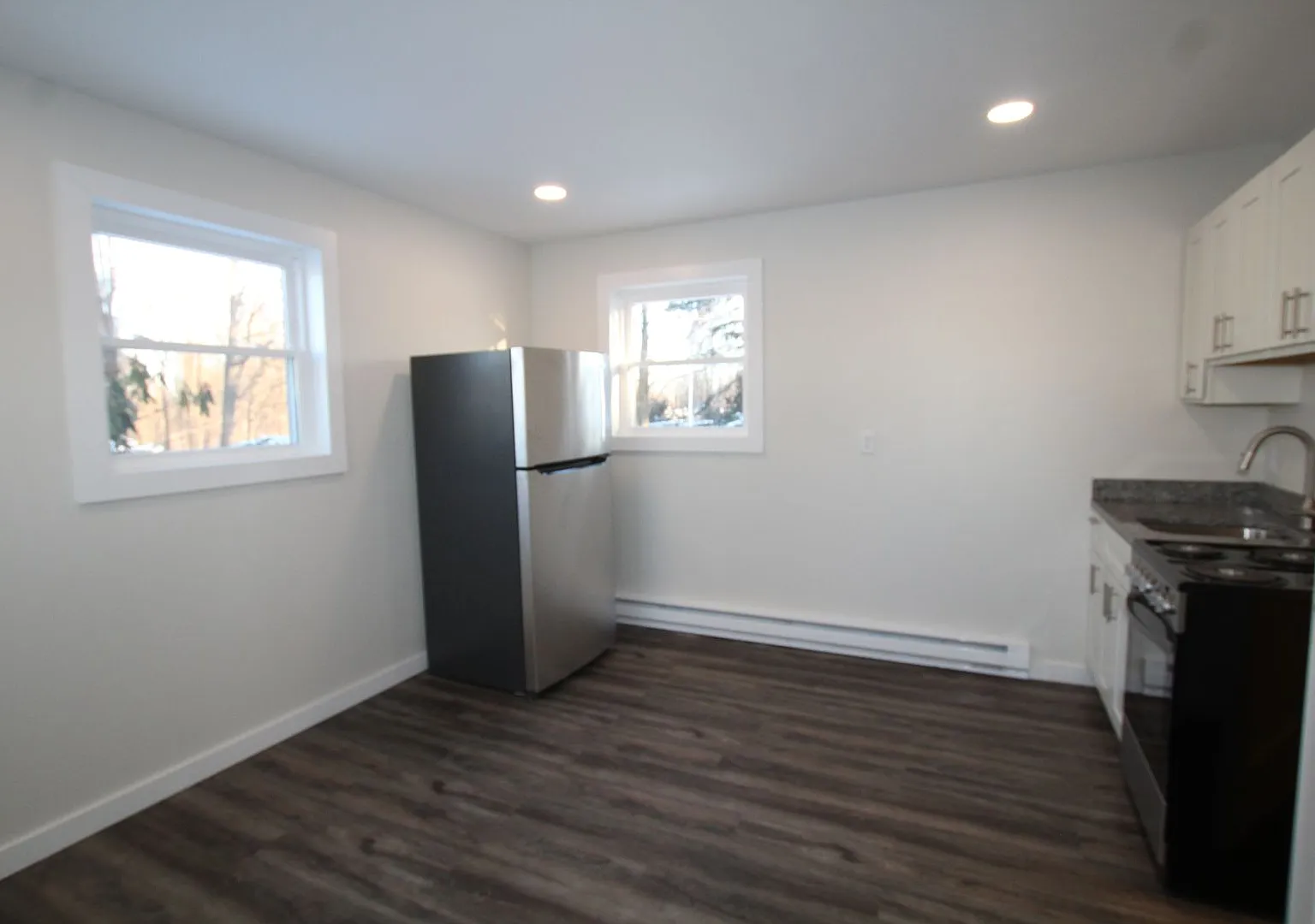 Beautifully remodeled and completed efficiency studio. — Photo 4