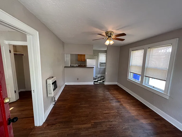 907 Parsons St — Photo 2