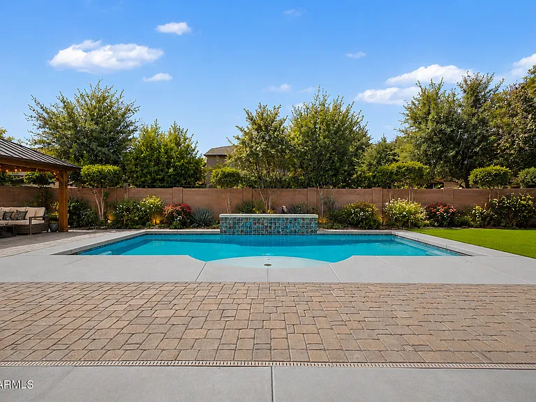 2937 E Longhorn Dr — Photo 2