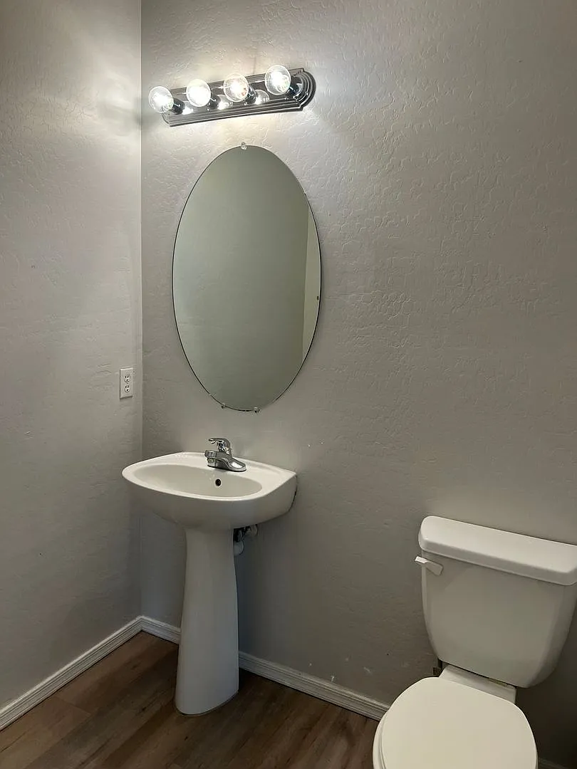 4 beds, 2.5 baths, 1,741 sqft — Photo 4