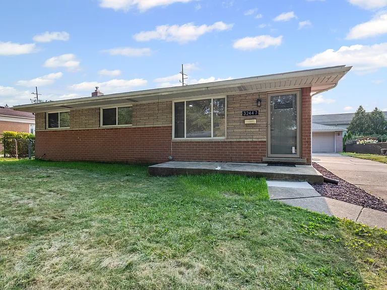 32447 Hawthorne Dr — Photo 1