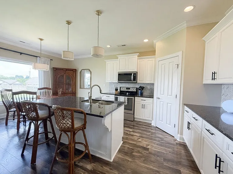 5005 Rainier Dr — Photo 2