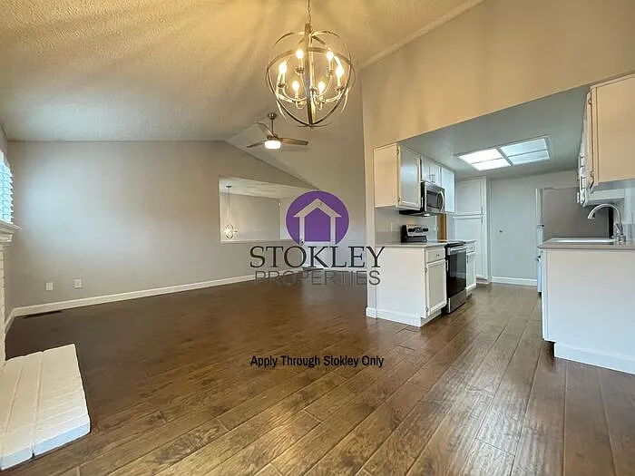 461 Camelback Rd — Photo 2