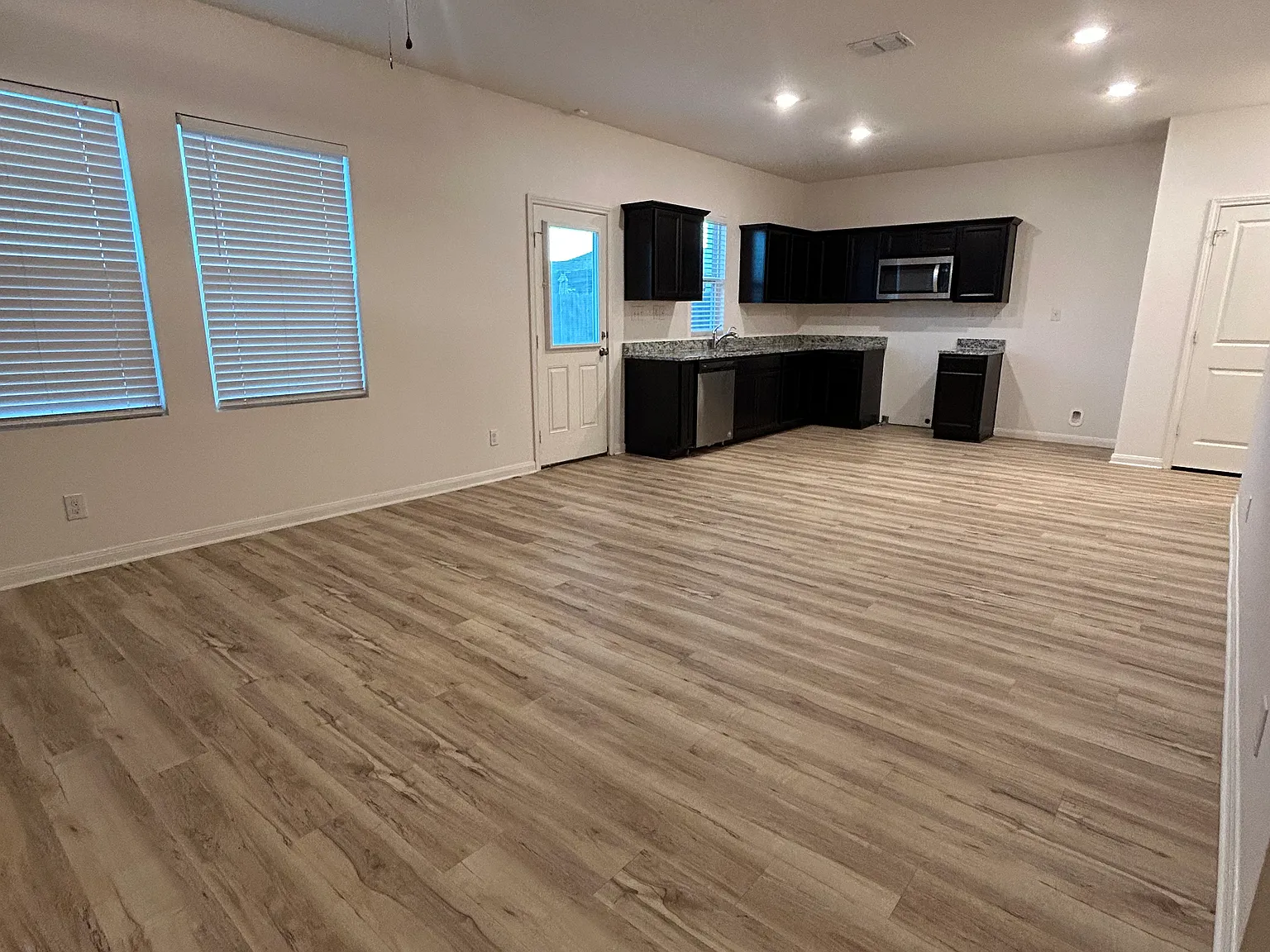 3 bed, 1604 sqft, $1,880 — Photo 2