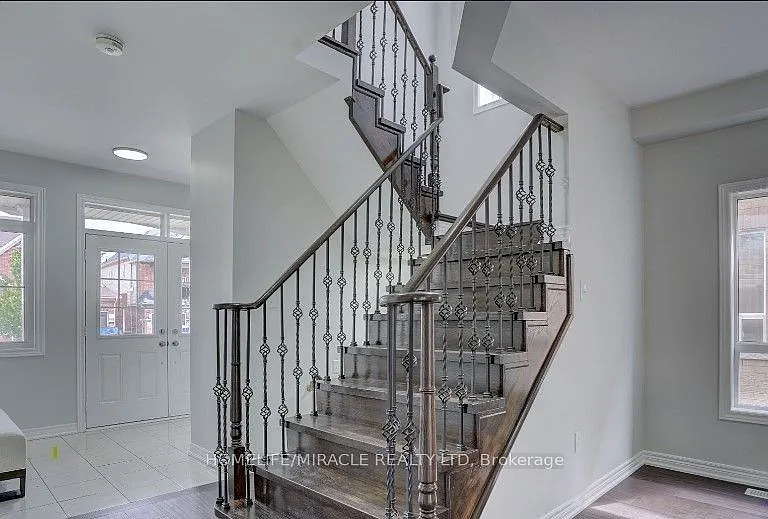 95 William Fair Dr #UPPER — Photo 4