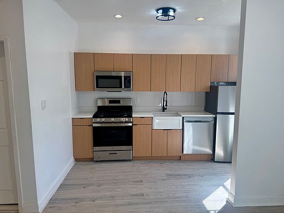 4th image of 20 Marconi Pl APT 2