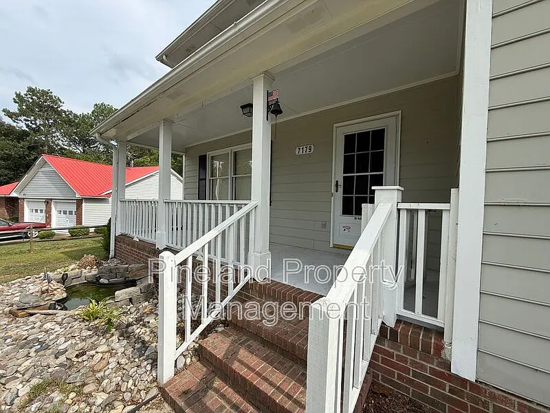 3 bed, 2.5 bath, 1624 sqft, $1,850 — Photo 4