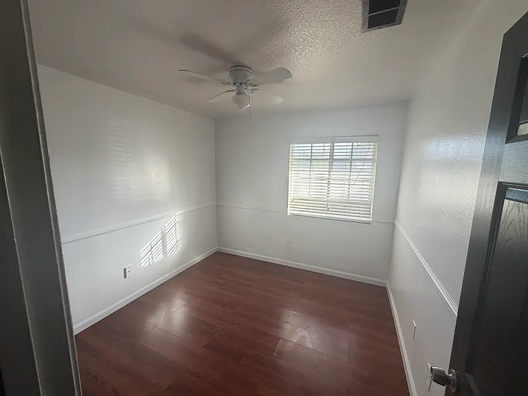 2342 La Salle Ave — Photo 9