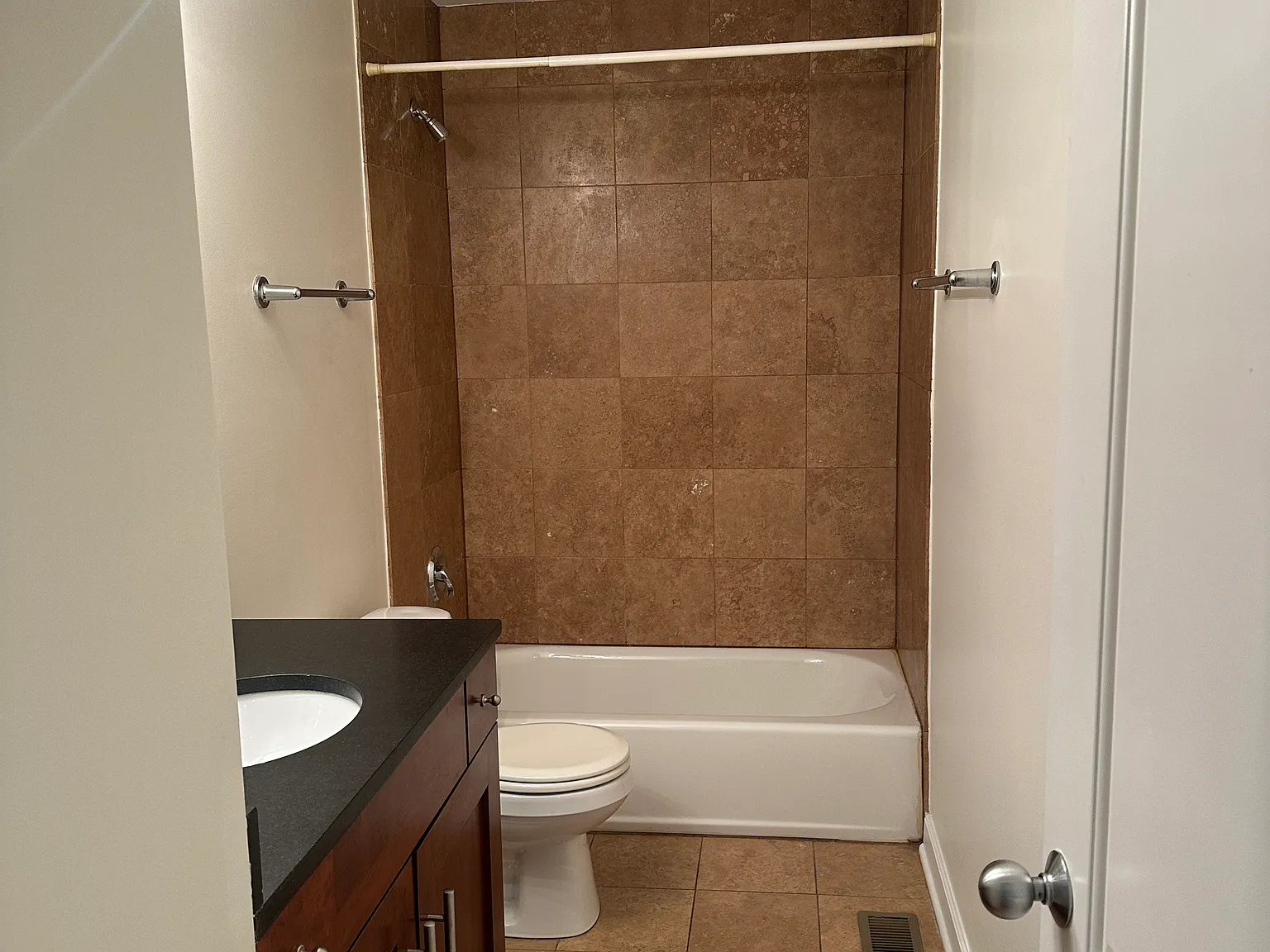 3 bed, 2500 sqft, $3,500 — Photo 3