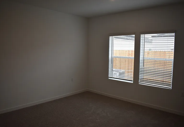 4470 N San Clemente Ave — Photo 16