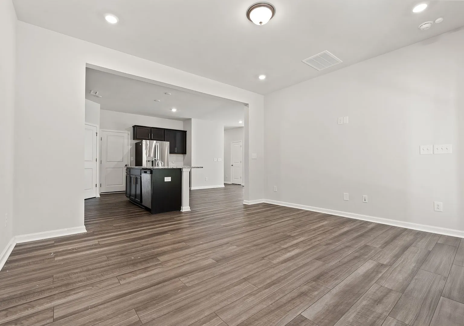Beautiful 4-Bedroom Home Near Downtown Durham & RTP - **Internet Included — Photo 4