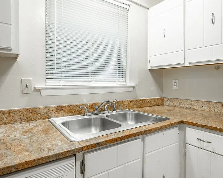 2414 Lyndon Ave — Photo 8