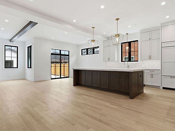 5th image of 135 Elmore St