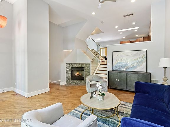 3rd image of 1417 N Leavitt St #D
