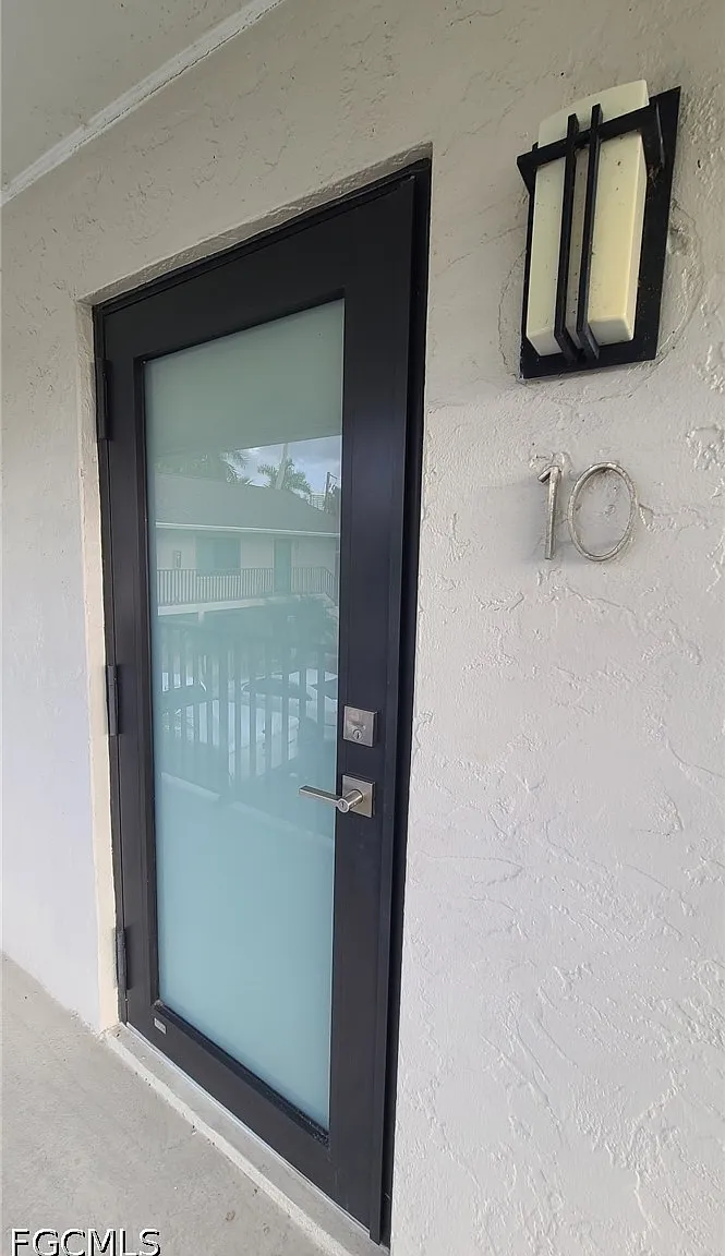 2 bed, 1.0 bath, 750 sqft, $1,300 — Photo 2