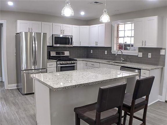 3rd image of 2254 Mercedes Blvd