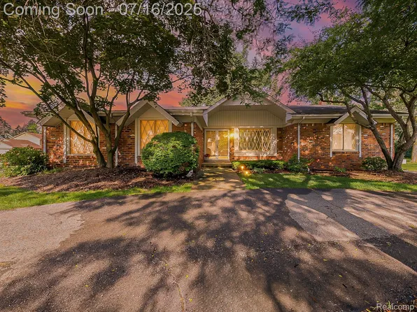 6452 Rutledge Park Dr, West Bloomfield, MI 48322