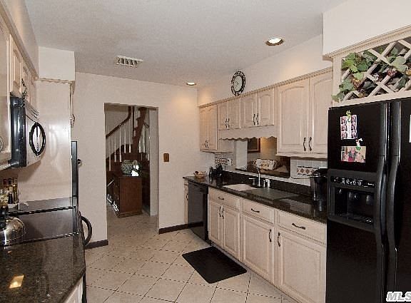 5th image of 301 Bow Dr