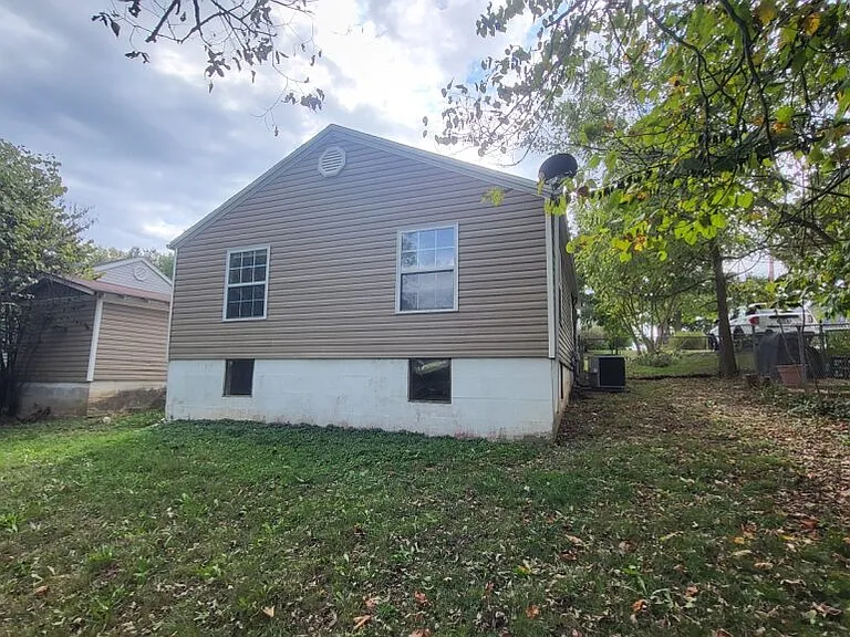 203 E Farmer St — Photo 2