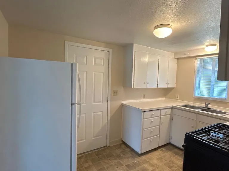 304 Rosewood St — Photo 8