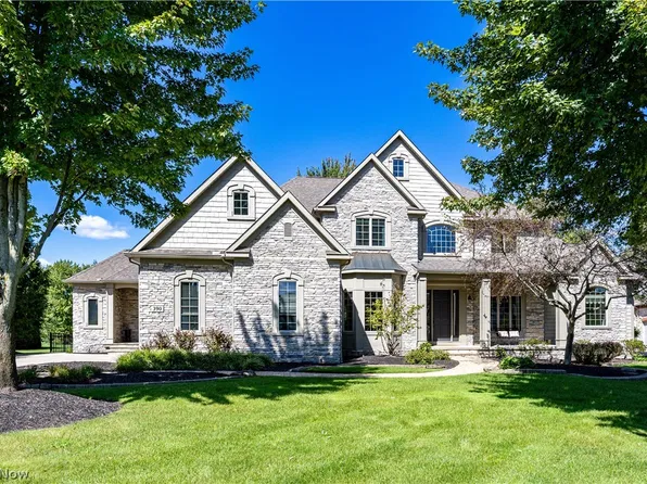 390 Club Dr W, Aurora, OH 44202