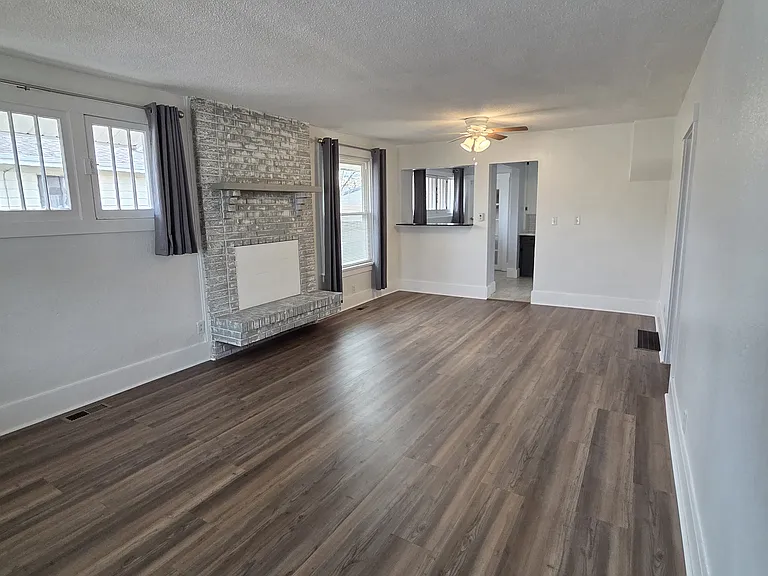 141 S 8th Ave — Photo 11