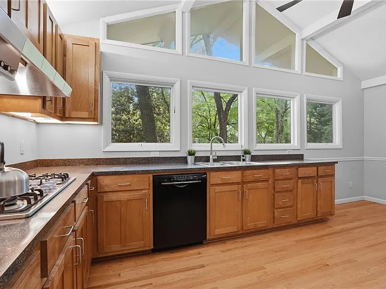 2209 Cherring Ln — Photo 6