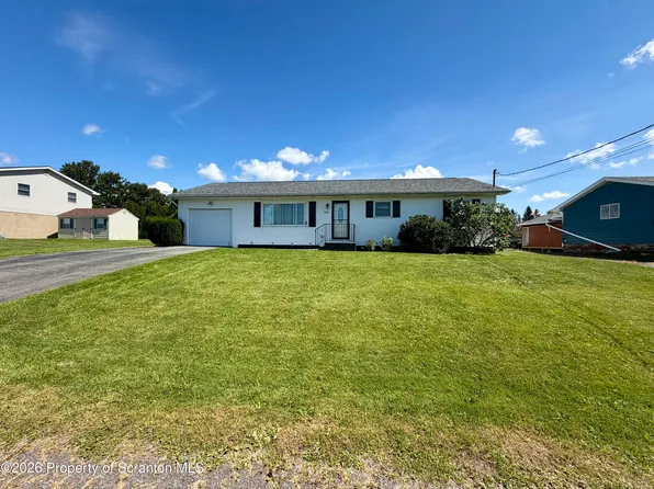 209 Pleasant View Dr, Greenfield Township, PA 18407
