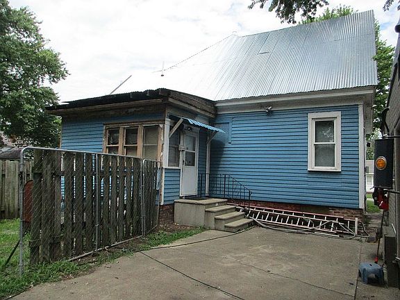 5th image of 227 N Walnut St