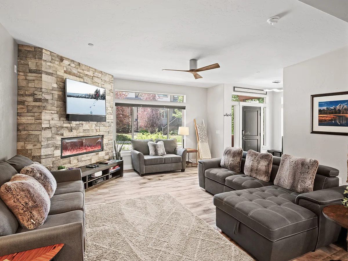 Living Area (Main Floor) - 5658 Oslo Ln