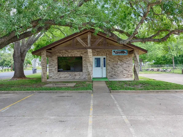 737 N Main St, Schulenburg, TX 78956