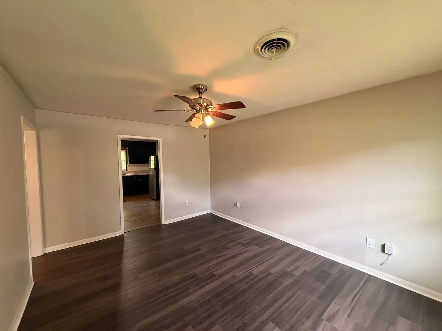 Nice 2 BR/1 Bath Duplex - Covered Parking & Large Backyard — Photo 2