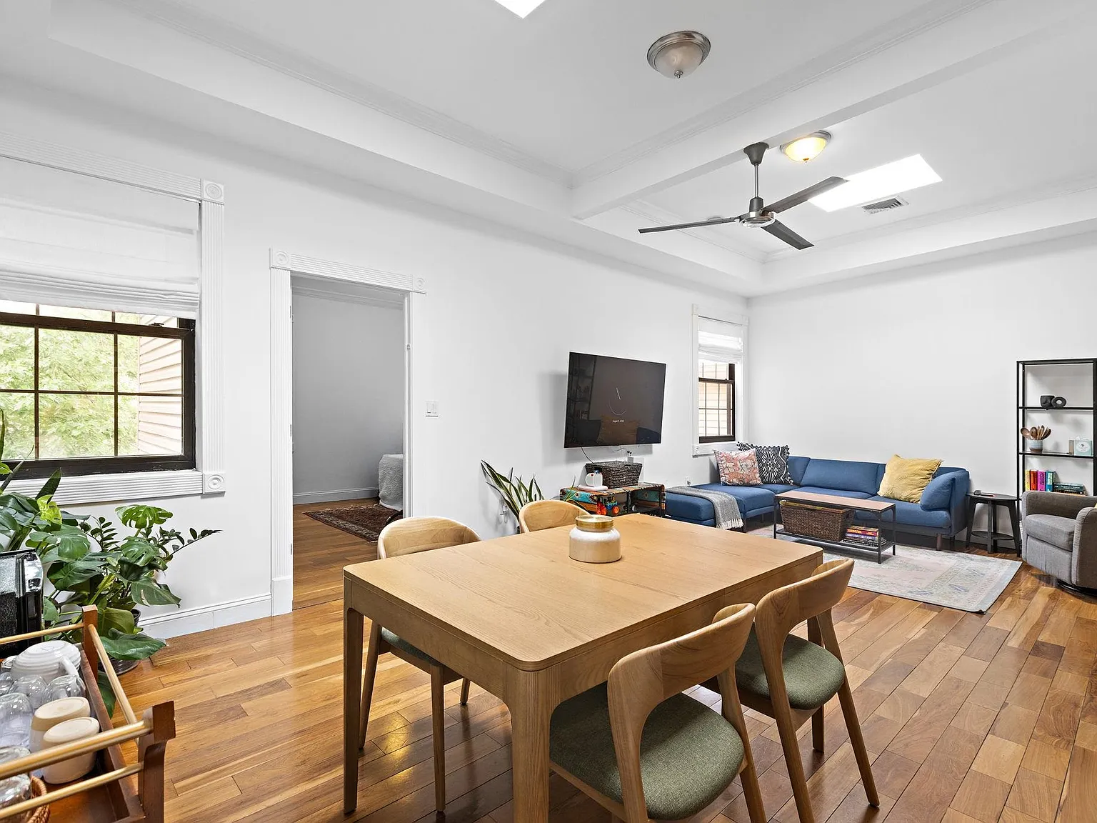 3 bed, 2.0 bath, 1356 sqft, $3,600 — Photo 4