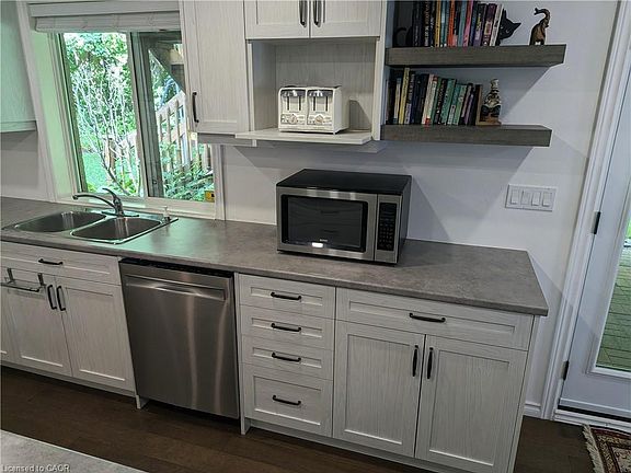 5th image of 561 Marl Meadow Cres