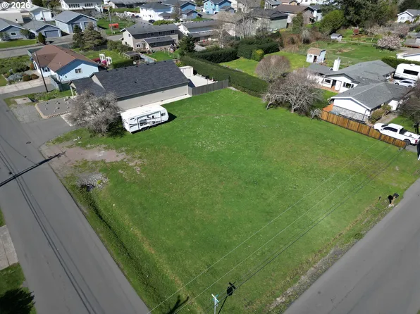 418 Memory Ln, Brookings, OR 97415