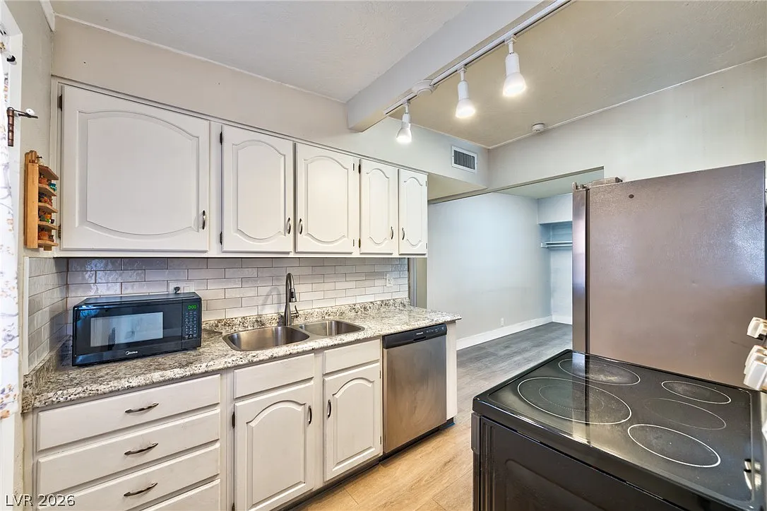3 bed, 1.0 bath, 880 sqft, $1,900 — Photo 4